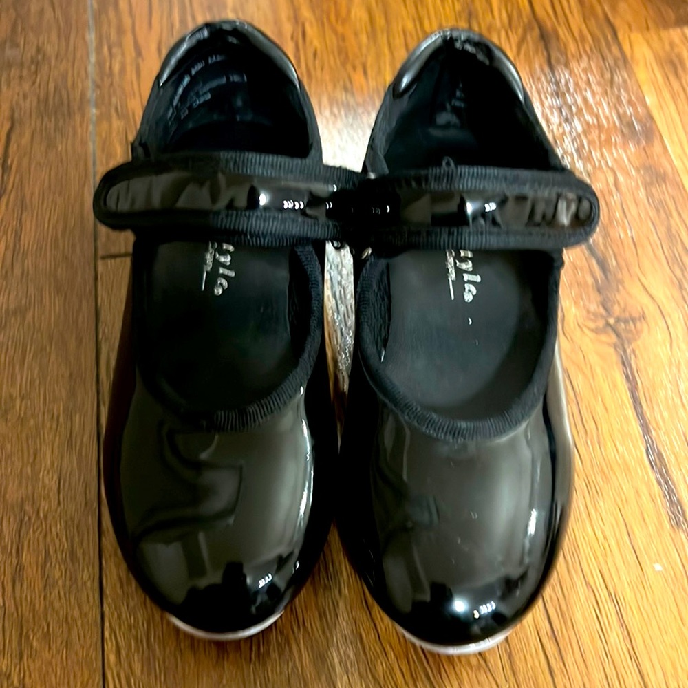 Tap Shoes. Toddle/Girls size 9. Shiny patent leather. Velcro adjustable closure.